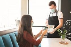 LE QR-CODE, UN NOUVEAU GESTE BARRIÈRE POUR LA RÉOUVERTURE DES RESTOS LE QR-CODE, UN NOUVEAU GESTE BARRIÈRE POUR LA RÉOUVERTURE DES RESTOS